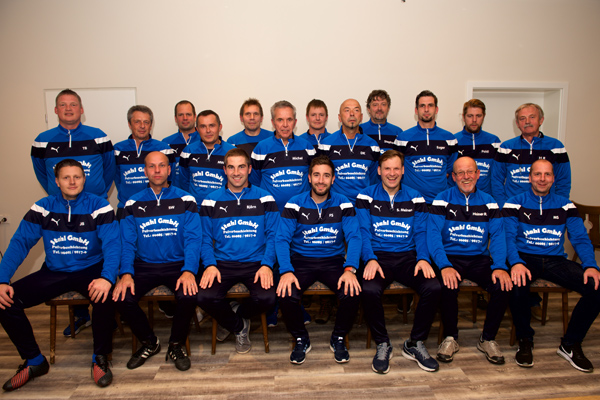 ah-mannschaftsbild-2017-mit-neuen-trainingsanzuegen